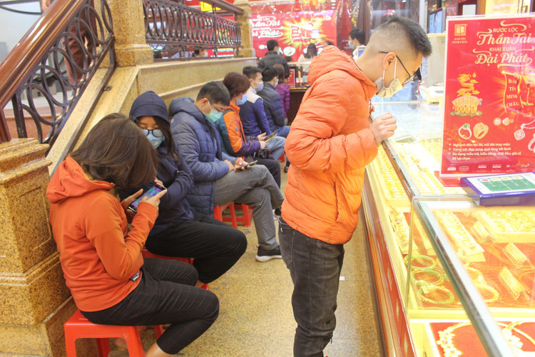 Cảnh tượng lạ lùng ngày vía Thần tài: Nơi đông đúc, chỗ vắng hoe - 9