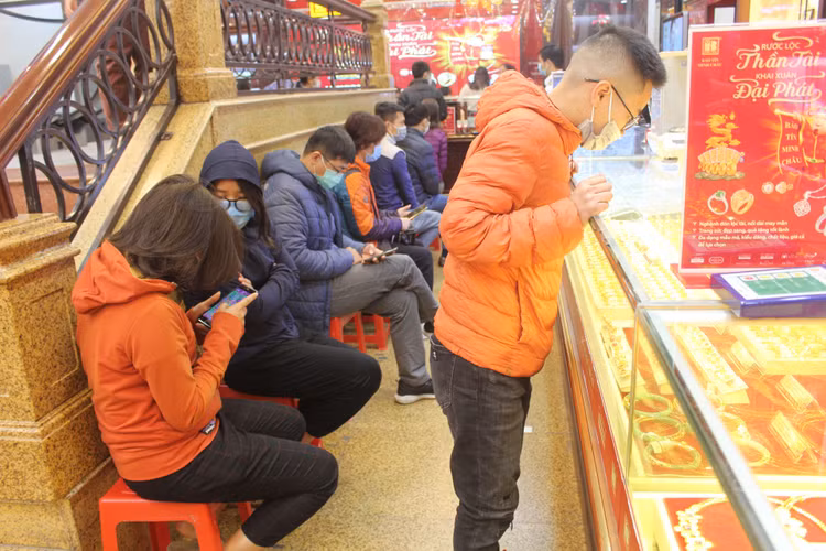 Cảnh tượng lạ lùng ngày vía Thần tài: Nơi đông đúc, chỗ vắng hoe - 9