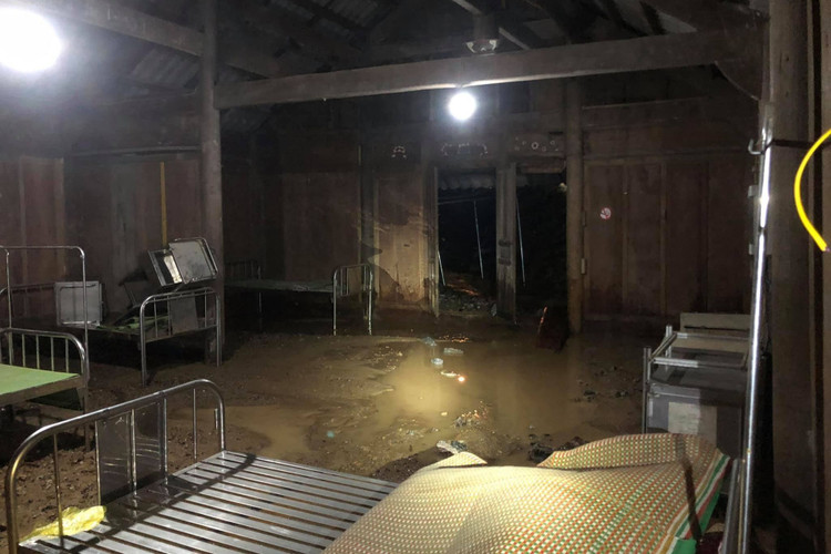 Mưa lớn suốt 24 giờ gây ngập lụt ở huyện cao nhất Nghệ An - 3