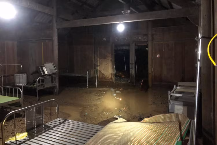 Mưa lớn suốt 24 giờ gây ngập lụt ở huyện cao nhất Nghệ An - 3