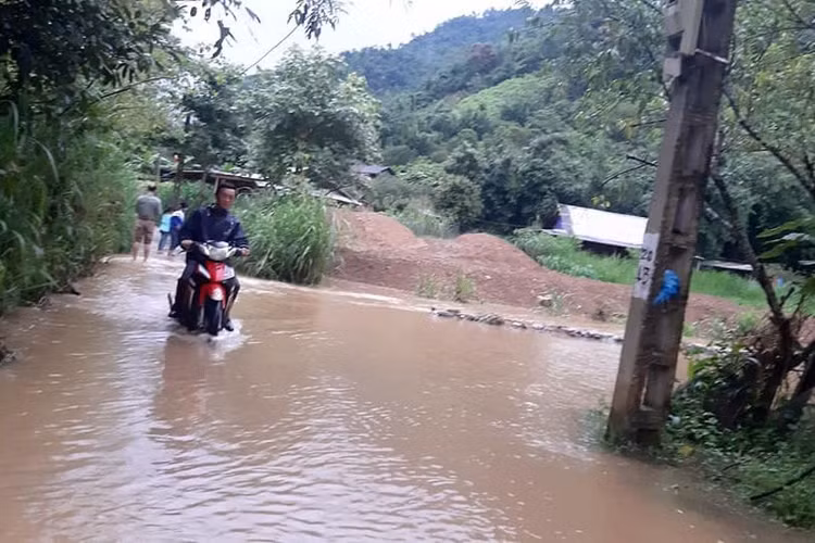 Mưa lớn suốt 24 giờ gây ngập lụt ở huyện cao nhất Nghệ An - 5