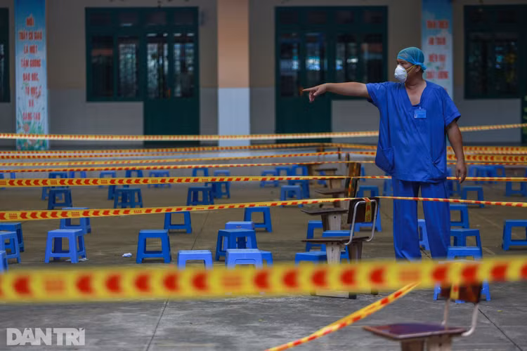 Tầm soát hơn 2,5 triệu dân TPHCM: Ăn vội bát cơm rồi ôm con đi xét nghiệm - 14