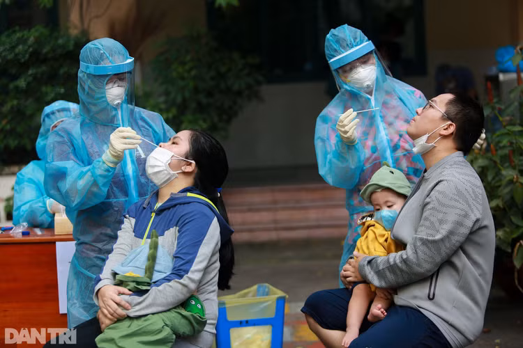 Tầm soát hơn 2,5 triệu dân TPHCM: Ăn vội bát cơm rồi ôm con đi xét nghiệm - 7