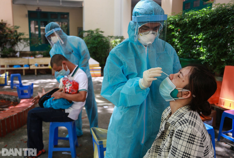 Tầm soát hơn 2,5 triệu dân TPHCM: Ăn vội bát cơm rồi ôm con đi xét nghiệm - 10