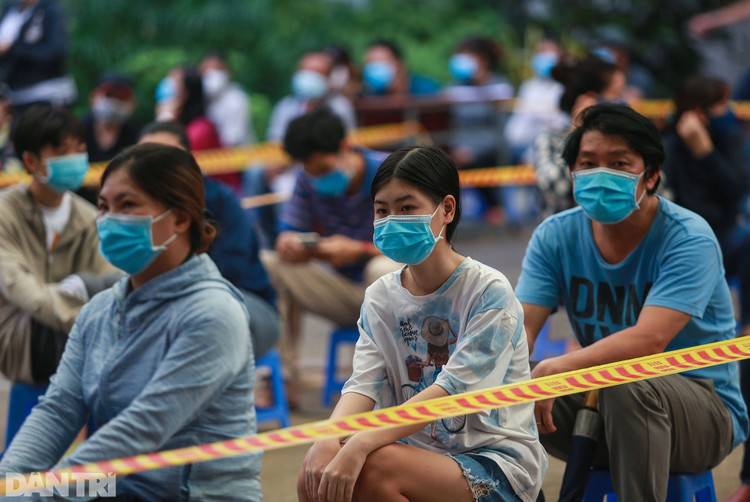 Tầm soát hơn 2,5 triệu dân TPHCM: Ăn vội bát cơm rồi ôm con đi xét nghiệm - 2