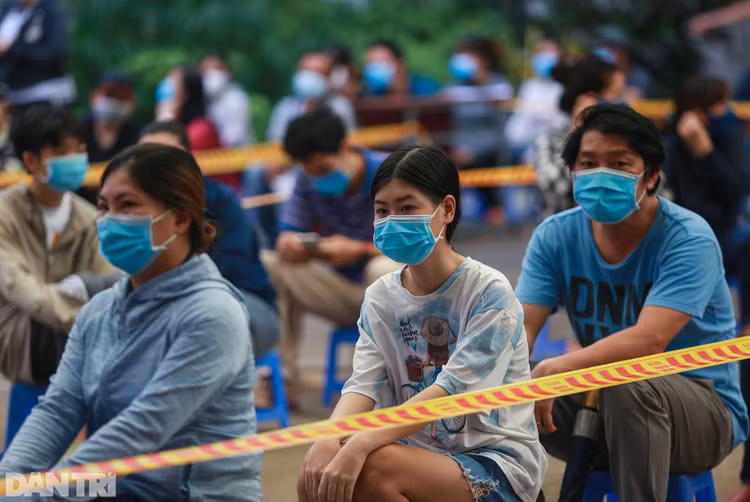 Tầm soát hơn 2,5 triệu dân TPHCM: Ăn vội bát cơm rồi ôm con đi xét nghiệm - 2