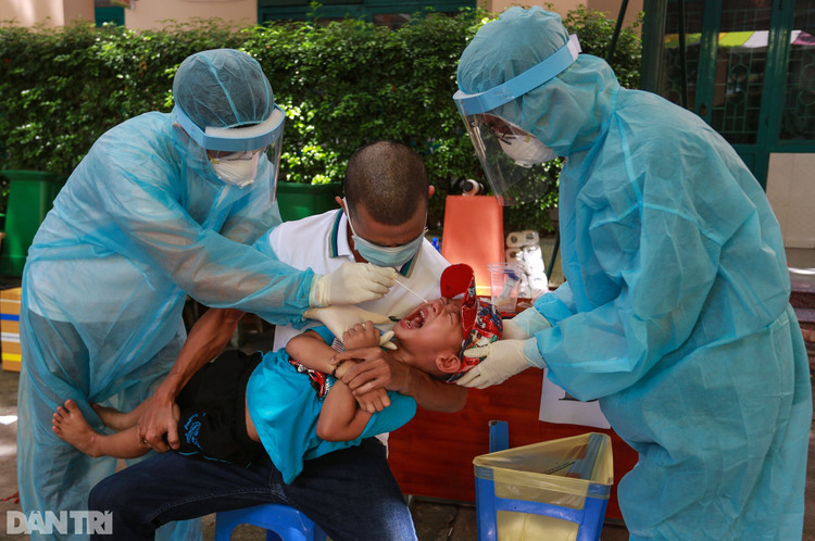 Tầm soát hơn 2,5 triệu dân TPHCM: Ăn vội bát cơm rồi ôm con đi xét nghiệm - 11