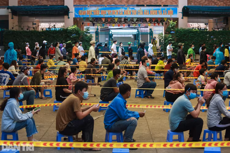 Tầm soát hơn 2,5 triệu dân TPHCM: Ăn vội bát cơm rồi ôm con đi xét nghiệm - 4