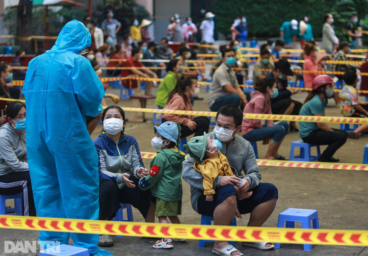 Tầm soát hơn 2,5 triệu dân TPHCM: Ăn vội bát cơm rồi ôm con đi xét nghiệm - 6