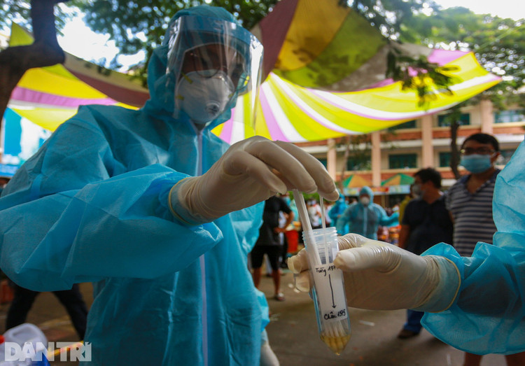 Tầm soát hơn 2,5 triệu dân TPHCM: Ăn vội bát cơm rồi ôm con đi xét nghiệm - 12