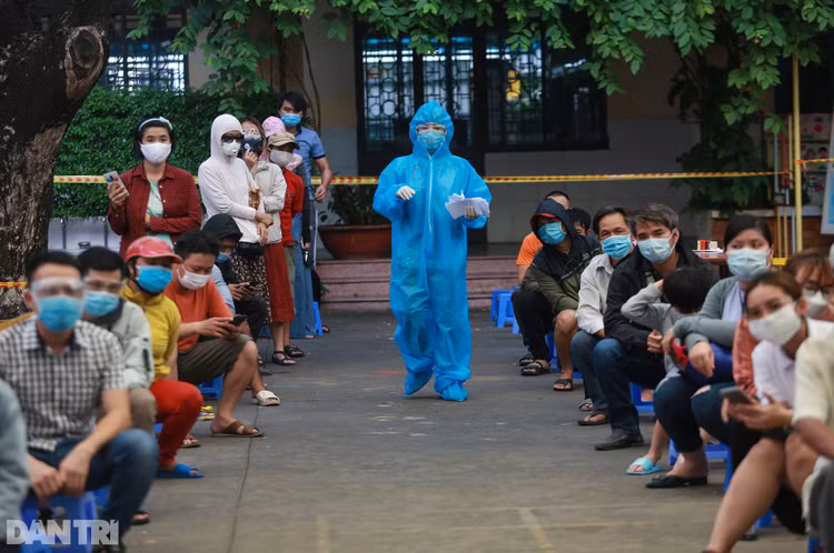 Tầm soát hơn 2,5 triệu dân TPHCM: Ăn vội bát cơm rồi ôm con đi xét nghiệm - 3