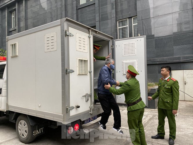 Hoãn phiên xử ông Vũ Huy Hoàng vì vắng mặt 3 bị cáo - ảnh 1