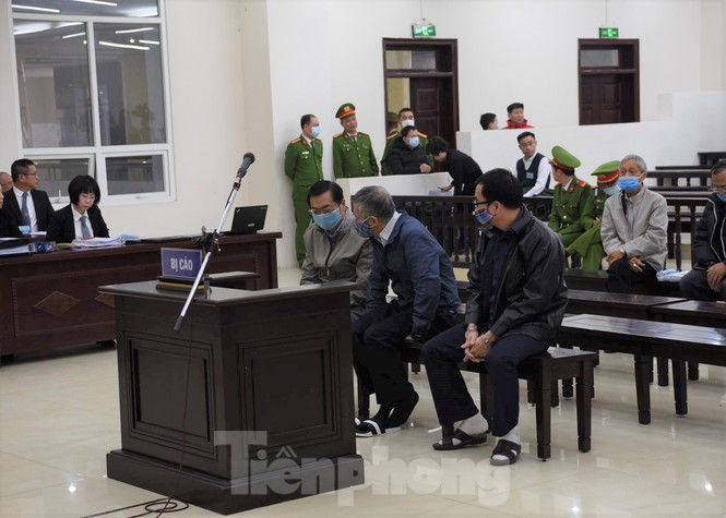 Hoãn phiên xử ông Vũ Huy Hoàng vì vắng mặt 3 bị cáo - ảnh 5