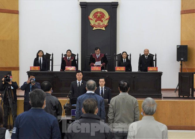 Hoãn phiên xử ông Vũ Huy Hoàng vì vắng mặt 3 bị cáo - ảnh 4