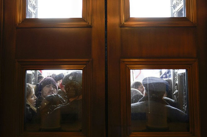 Những hình ảnh gây sốc từ cuộc bạo loạn đầu tiên sau 200 năm ở Điện Capitol - ảnh 16