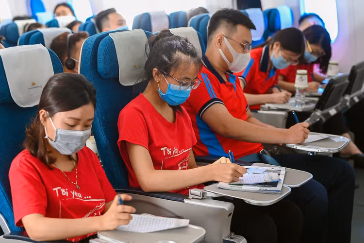 Sinh vien Dai hoc Y Ha Noi chi vien Binh Duong anh 7