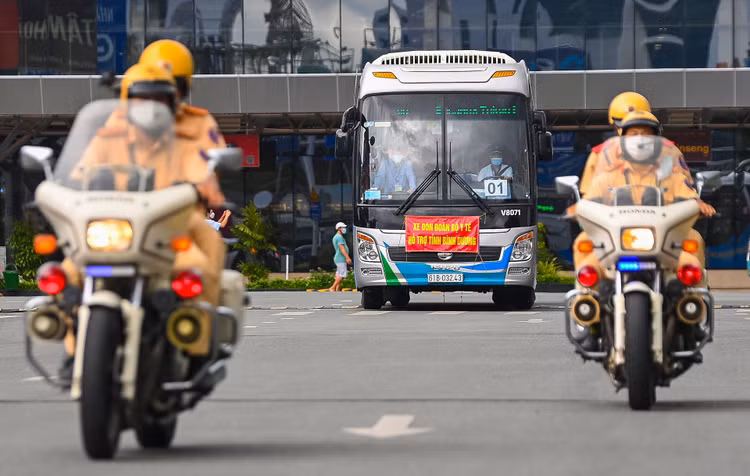 Sinh vien Dai hoc Y Ha Noi chi vien Binh Duong anh 10