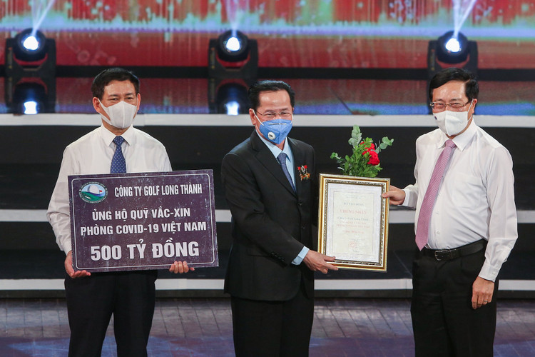 Chan dung ong chu san golf ung ho 500 ty vao quy vaccine Covid-19 anh 1