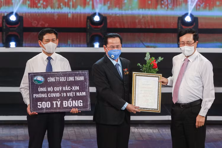 Chan dung ong chu san golf ung ho 500 ty vao quy vaccine Covid-19 anh 1