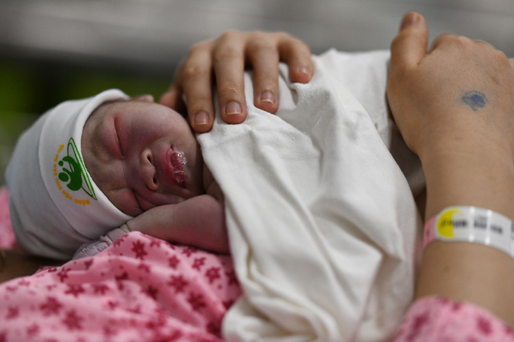 em be dau tien chao doi luc 0h nam Tan Suu anh 7