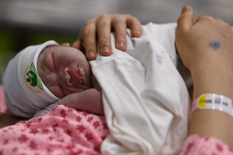 em be dau tien chao doi luc 0h nam Tan Suu anh 7