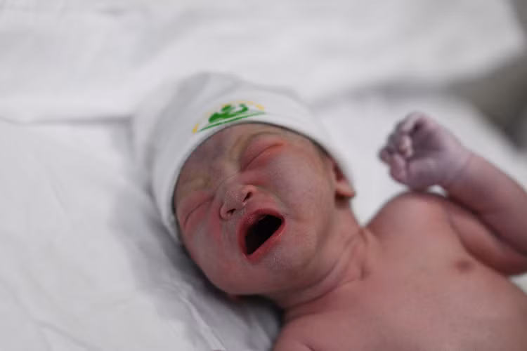 em be dau tien chao doi luc 0h nam Tan Suu anh 9