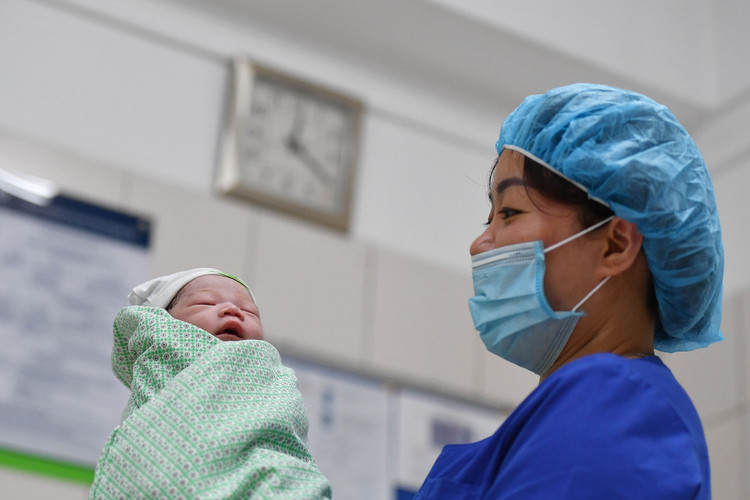 em be dau tien chao doi luc 0h nam Tan Suu anh 14