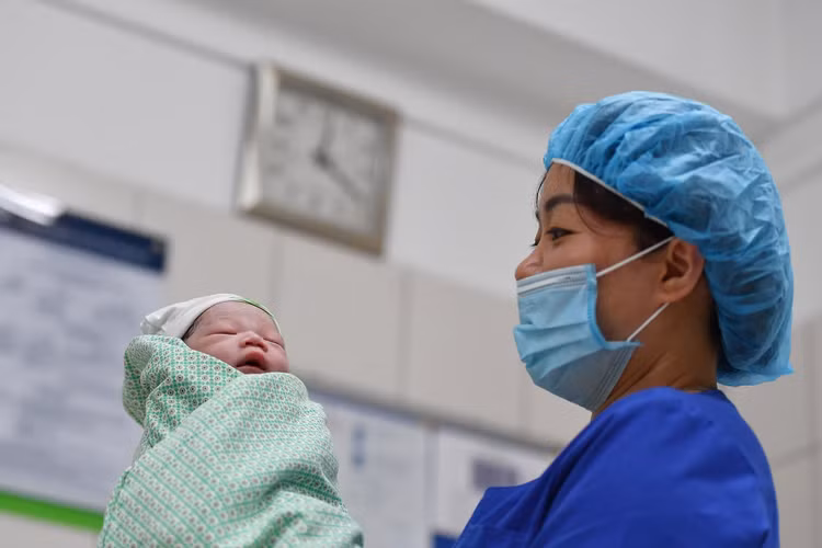 em be dau tien chao doi luc 0h nam Tan Suu anh 14