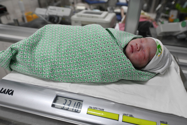 em be dau tien chao doi luc 0h nam Tan Suu anh 11