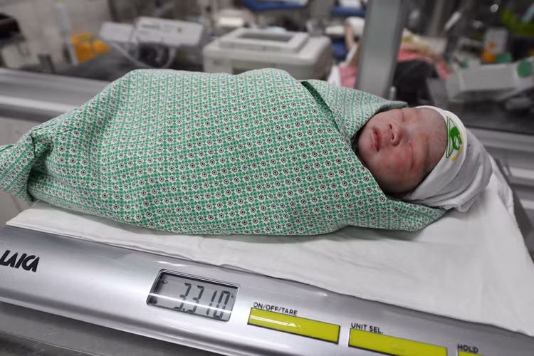 em be dau tien chao doi luc 0h nam Tan Suu anh 11