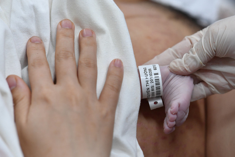 em be dau tien chao doi luc 0h nam Tan Suu anh 5