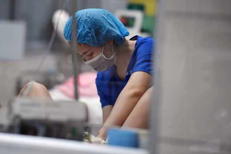 em be dau tien chao doi luc 0h nam Tan Suu anh 1