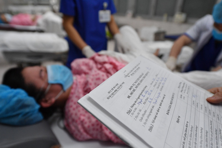 em be dau tien chao doi luc 0h nam Tan Suu anh 2