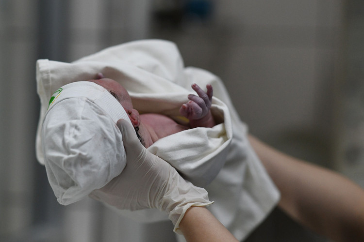 em be dau tien chao doi luc 0h nam Tan Suu anh 8