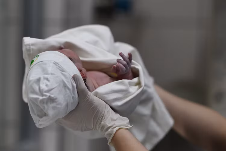 em be dau tien chao doi luc 0h nam Tan Suu anh 8