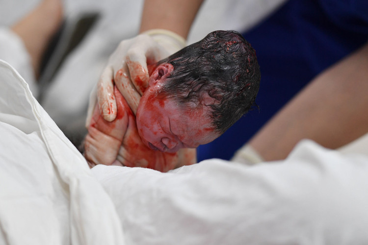 em be dau tien chao doi luc 0h nam Tan Suu anh 4