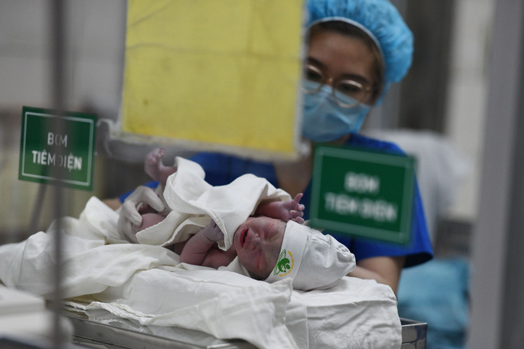 em be dau tien chao doi luc 0h nam Tan Suu anh 10