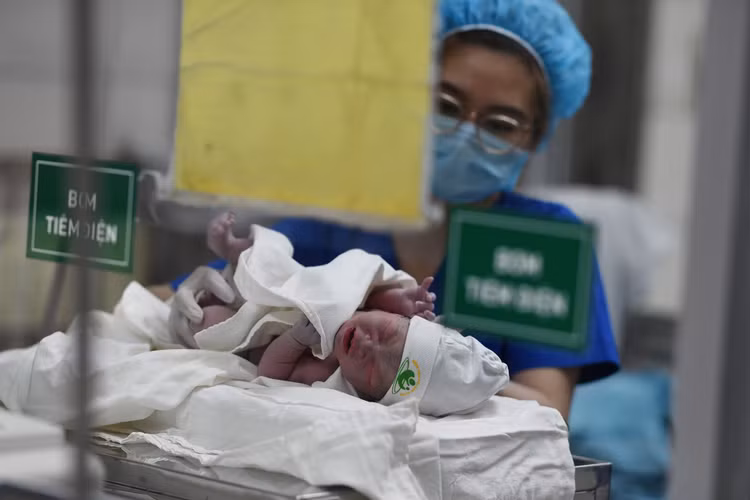 em be dau tien chao doi luc 0h nam Tan Suu anh 10