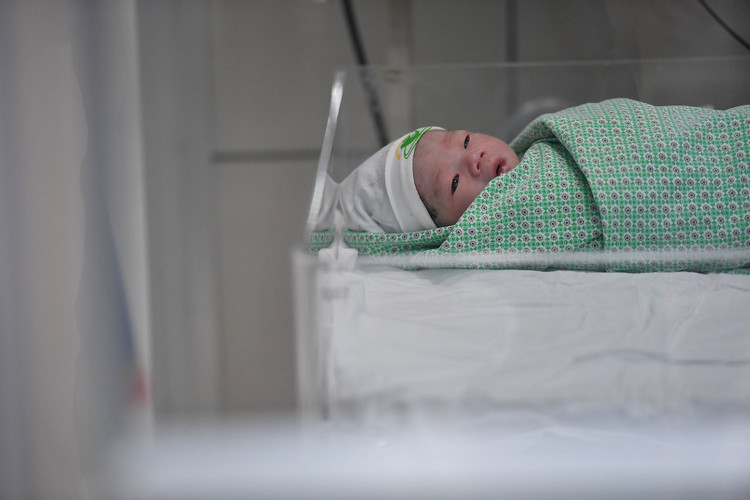 em be dau tien chao doi luc 0h nam Tan Suu anh 12