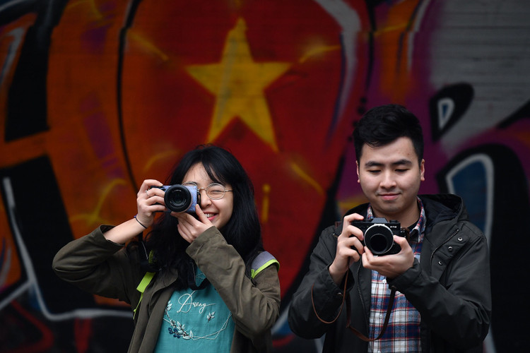 gioi tre dao choi mung 1 Tet anh 7