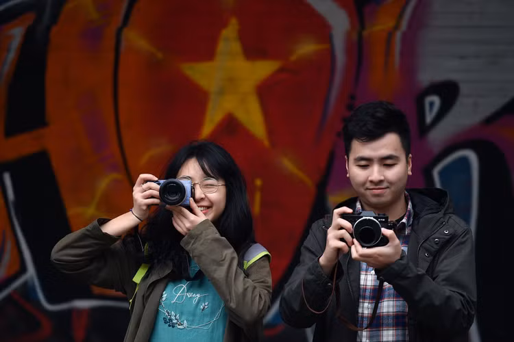 gioi tre dao choi mung 1 Tet anh 7