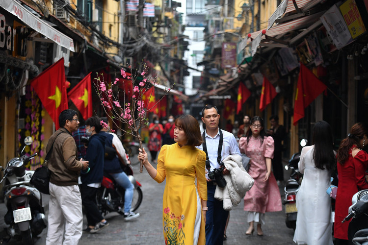 gioi tre dao choi mung 1 Tet anh 10