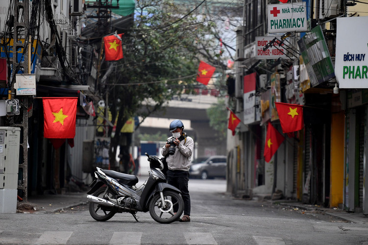 gioi tre dao choi mung 1 Tet anh 4