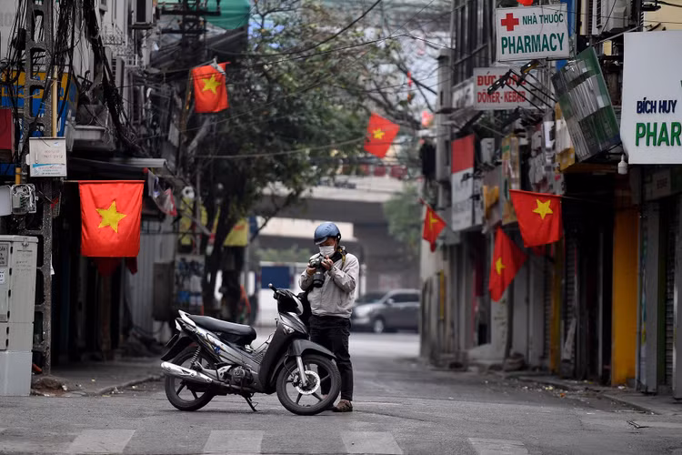 gioi tre dao choi mung 1 Tet anh 4