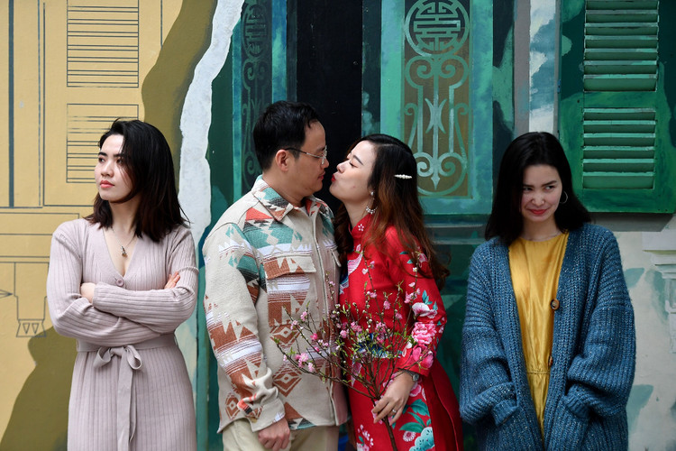 gioi tre dao choi mung 1 Tet anh 13