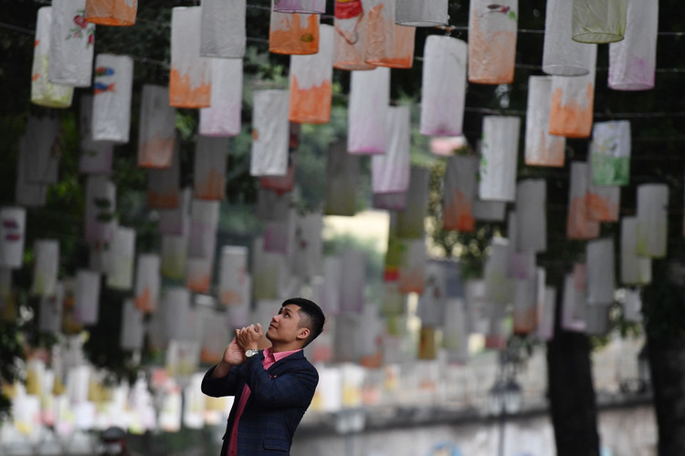 gioi tre dao choi mung 1 Tet anh 12