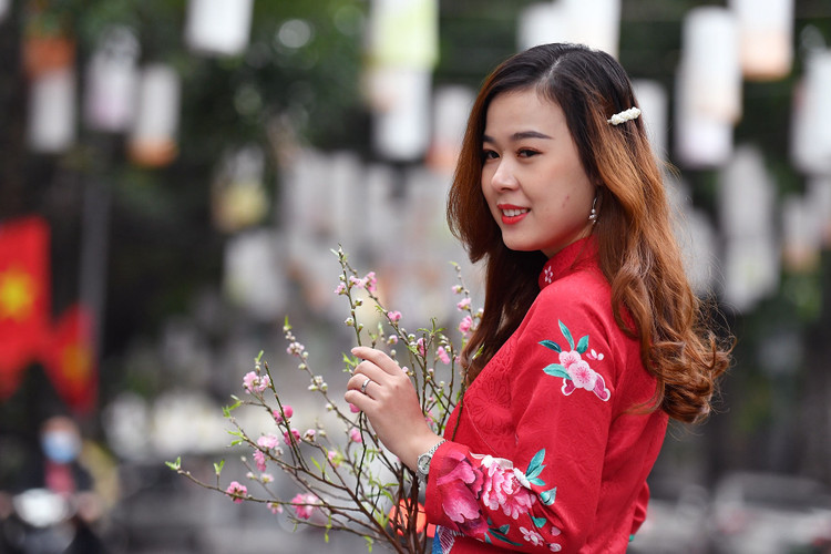 gioi tre dao choi mung 1 Tet anh 11