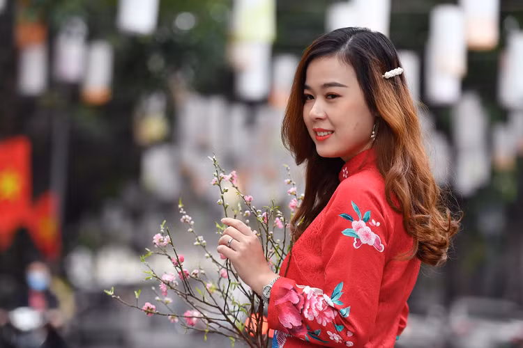 gioi tre dao choi mung 1 Tet anh 11