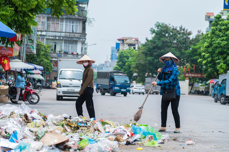 Rac thai bua vay nhieu tuyen pho o Ha Long anh 10
