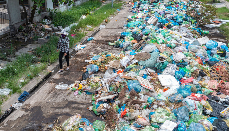 Rac thai bua vay nhieu tuyen pho o Ha Long anh 4